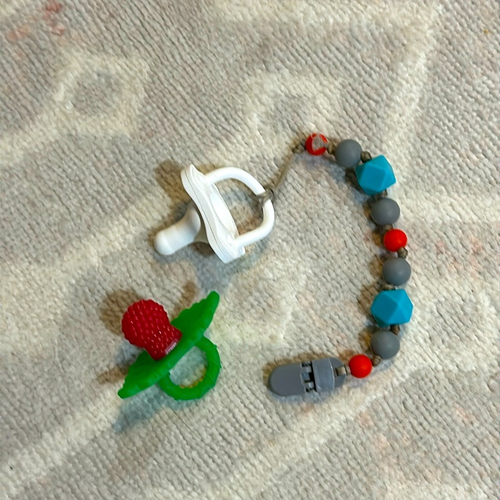5/$25 Teething toy, pacifier, pacifier holder